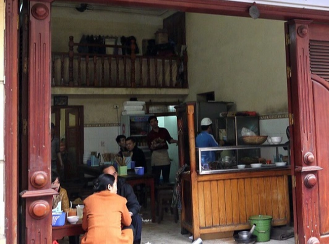 10 quán phở bát đá nổi tiếng Hà Nội, khách vừa chế biến vừa xì xụp ngay tại chỗ - Ảnh 10.