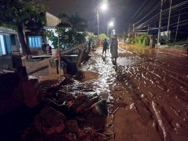 Bình Thuận: Phong tỏa một phần tuyến đường để khắc phục sự cố cát đỏ tràn xuống do mưa lớn - Ảnh 2.