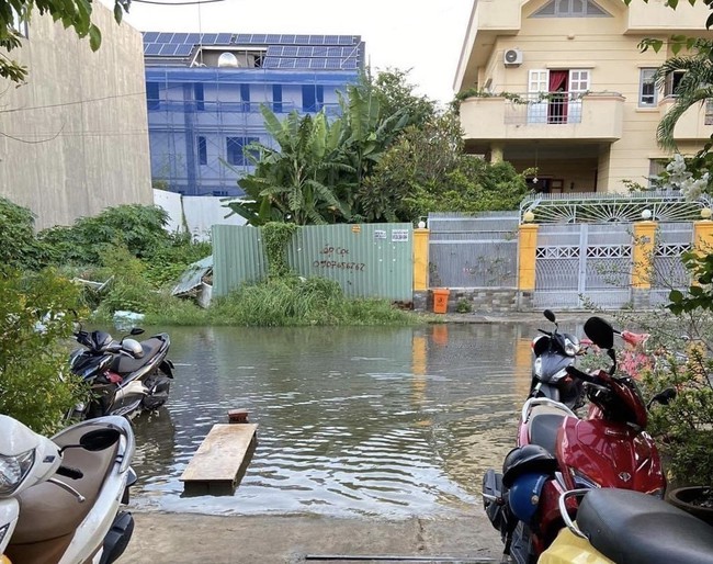 Mưa lớn kéo dài, nhiều con đường của Thành phố Hồ Chí Minh chìm trong 'biển nước' - Ảnh 2.