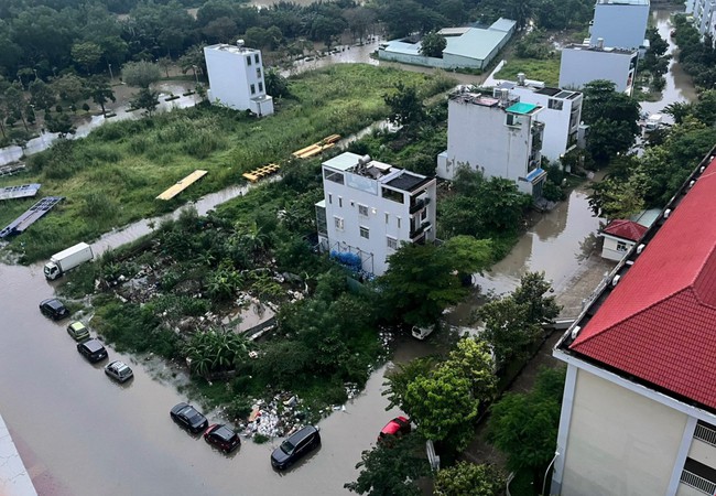 Mưa lớn kéo dài, nhiều con đường của Thành phố Hồ Chí Minh chìm trong 'biển nước' - Ảnh 1.