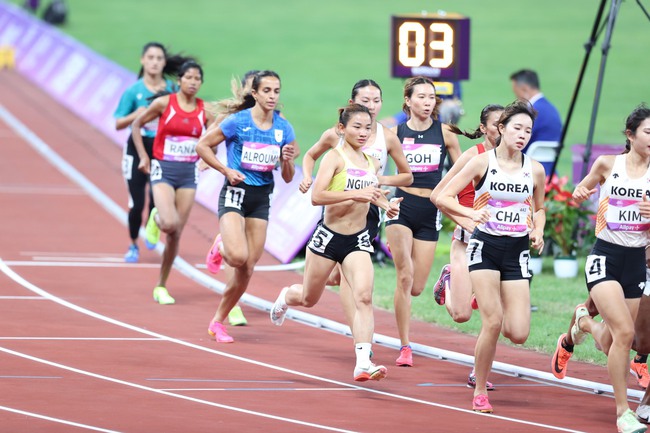 'Nữ hoàng điền kinh' Nguyễn Thị Oanh 'hụt hơi' ở nội dung sở trường ASIAD, nghi ngờ chọn sai điểm rơi phong độ - Ảnh 2.