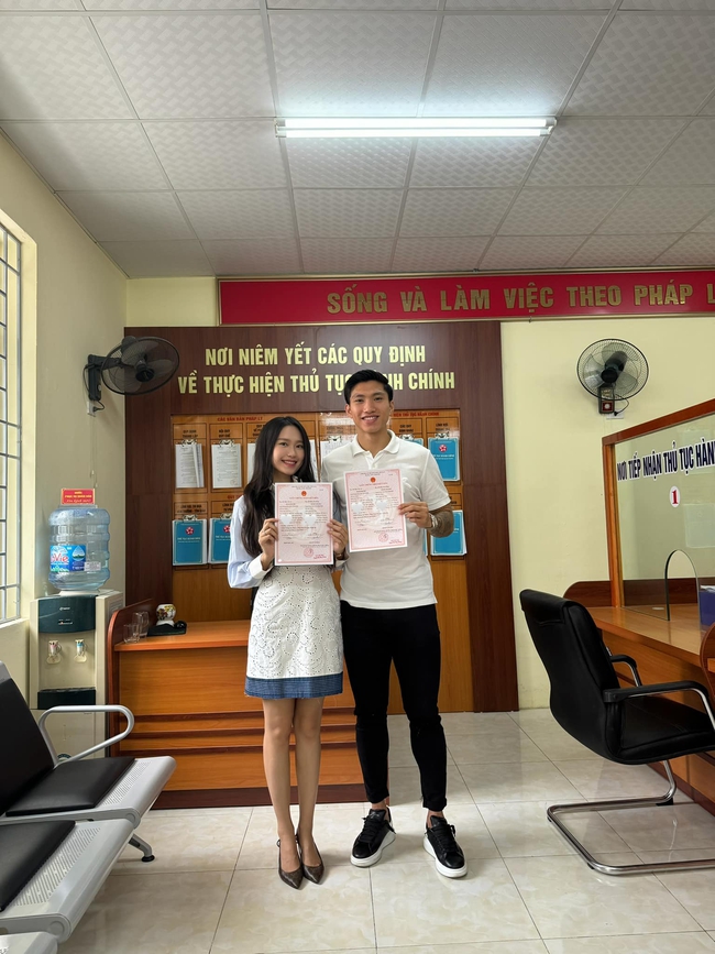 Văn Hậu khoe giấy chứng nhận kết hôn với Doãn Hải My đúng ngày 20/10, dàn sao bóng đá Việt Nam gửi lời chúc mừng  - Ảnh 3.