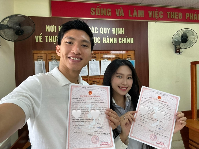 Văn Hậu khoe giấy chứng nhận kết hôn với Doãn Hải My đúng ngày 20/10, dàn sao bóng đá Việt Nam gửi lời chúc mừng  - Ảnh 2.