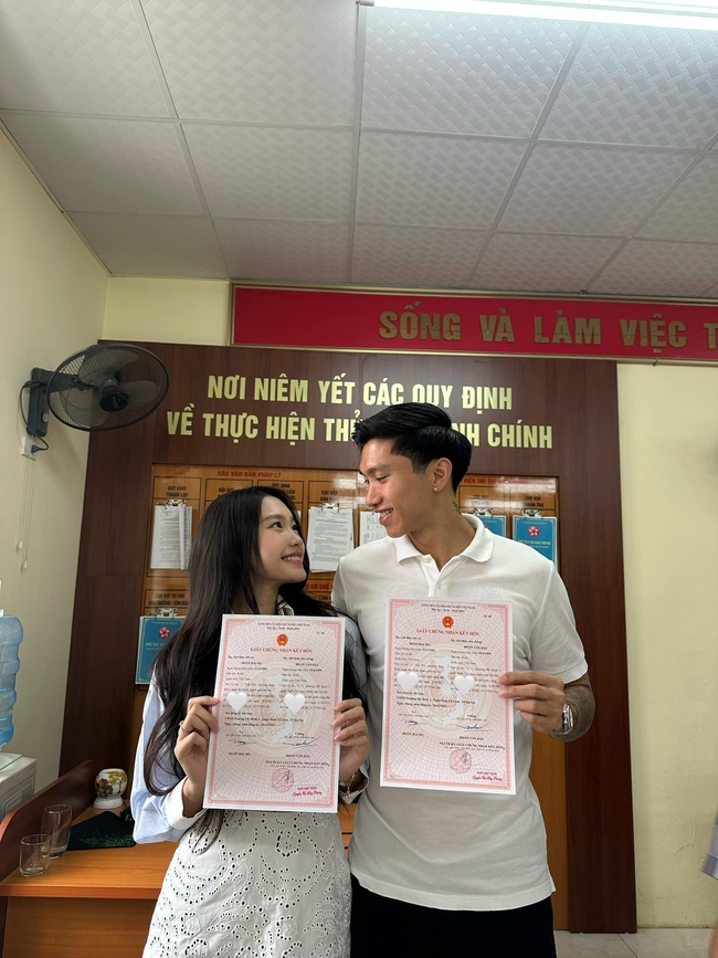 Văn Hậu khoe giấy chứng nhận kết hôn với Doãn Hải My đúng ngày 20/10, dàn sao bóng đá Việt Nam gửi lời chúc mừng  - Ảnh 6.