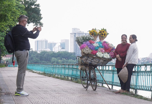 Cuộc đời sau ống kính: Hai phút đẹp đẽ của bà bán hoa rong - Ảnh 3.