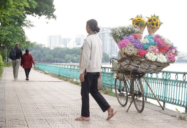 Cuộc đời sau ống kính: Hai phút đẹp đẽ của bà bán hoa rong - Ảnh 6.