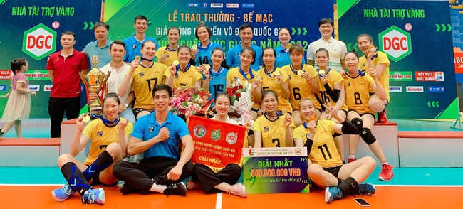 Bùi Thị Huệ (áo xanh hàng sau, số 14) sở hữu 4 kỷ lục cá nhân khi bước vào thi đấu vòng 2 giải bóng chuyền Việt Nam 2023
