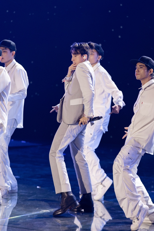 Sơn Tùng M-TP gửi lời ‘đặc biệt’ tới giám khảo Huy Tuấn tại chung kết Vietnam Idol 2023 - Ảnh 3.