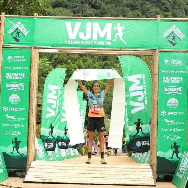 Kellie Angel vô địch giải chạy siêu địa hình Vietnam Jungle Marathon Pù Luông 2023