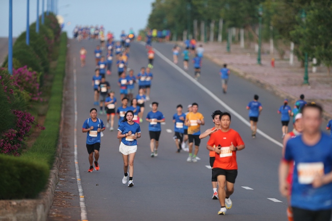 &quot;Nữ hoàng chân đất&quot; vô địch Phan Thiết marathon 2023 - Ảnh 1.