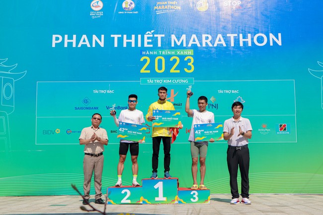 &quot;Nữ hoàng chân đất&quot; vô địch Phan Thiết marathon 2023 - Ảnh 3.