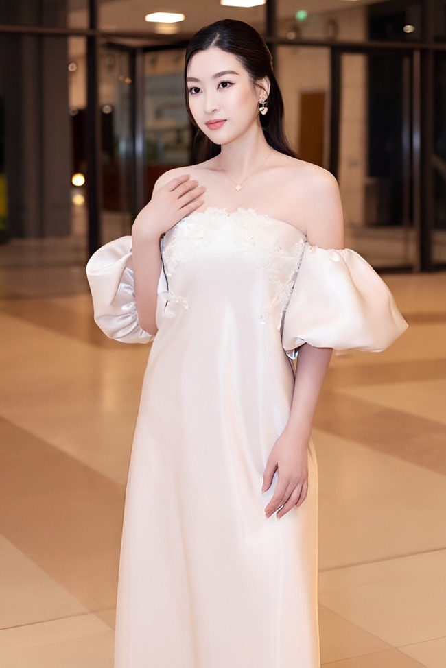 Chi Pu nổi bật giữa dàn sao xứ Trung, Hoa hậu Thanh Thủy xinh đẹp trong ảnh gia đình - Ảnh 5.