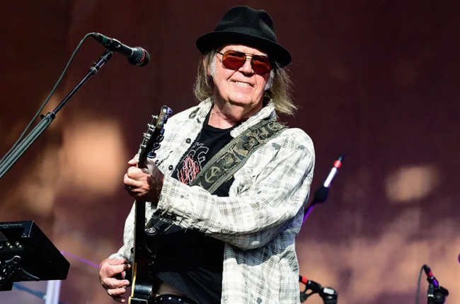 Neil Young ra mắt album mới ở tuổi 77 - Ảnh 1.
