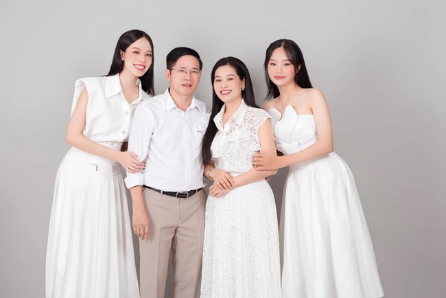 Chi Pu nổi bật giữa dàn sao xứ Trung, Hoa hậu Thanh Thủy xinh đẹp trong ảnh gia đình - Ảnh 2.