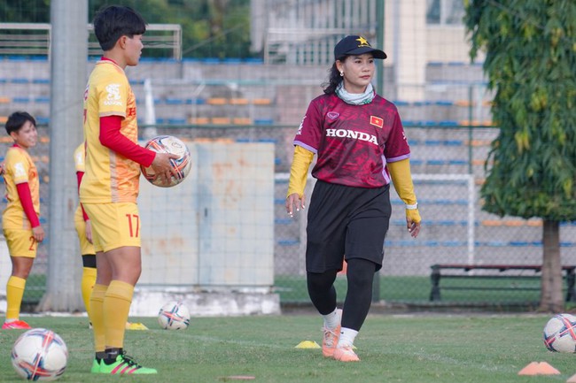 Tin nóng bóng đá Việt sáng 22/10: Huỳnh Như lạc quan dù thua 5 trận liên tiếp, HLV Popov mỉa mai trọng tài - Ảnh 5.