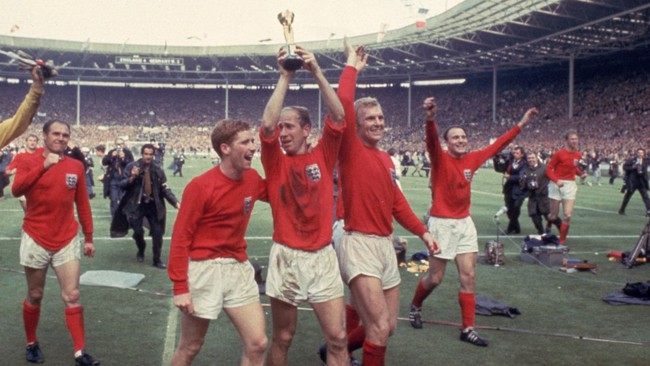 Bobby Charlton: Đã trở về với tro tàn của lịch sử - Ảnh 2.