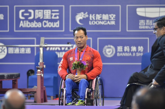 Vượt nỗi đau rách cơ, lực sỹ Lê Văn Công giành huy chương đồng ASIAN Para Games - Ảnh 2.