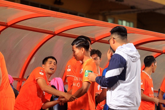 Đình Trọng cười đùa thoải mái với Văn Thanh, hẹn ngày trở lại V-League - Ảnh 4.