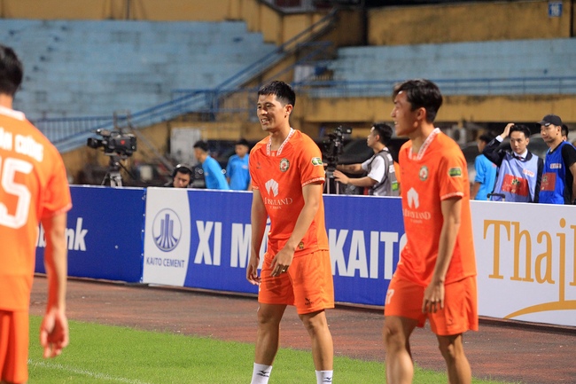 Đình Trọng cười đùa thoải mái với Văn Thanh, hẹn ngày trở lại V-League - Ảnh 7.