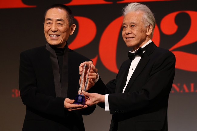 Trương Nghệ Mưu nhận Thành tựu trọn đời tại LHP Tokyo 2023 - Ảnh 1.