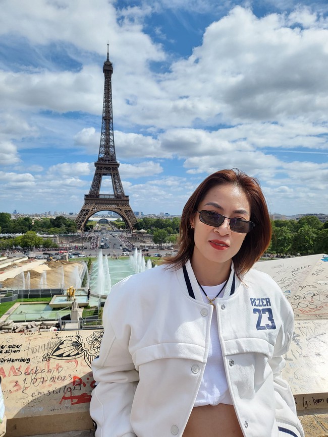 Trà Giang thể hiện phong cách cool ngầu khi chụp ảnh cùng tháp Eiffel khi sang Pháp thi đấu hồi tháng 7/2023