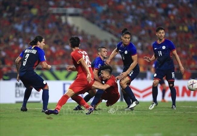 Bị 4 cầu thủ Philippines kèm chặt, Quang Hải vẫn tỏa sáng và ghi bàn giúp ĐT Việt Nam vào chung kết  - Ảnh 2.