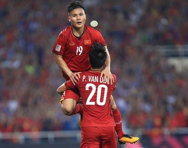 Bị 4 cầu thủ Philippines kèm chặt, Quang Hải vẫn tỏa sáng và ghi bàn giúp ĐT Việt Nam vào chung kết  - Ảnh 3.