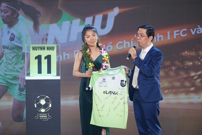 Huỳnh Như đã có quà Tết đặc biệt tri ân cựu cầu thủ - Ảnh 1.