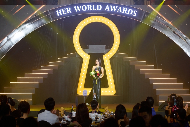 Á hậu Lona Kiều Loan xuất sắc giành giải thưởng Ca sĩ của năm tại Her World Awards - Ảnh 2.
