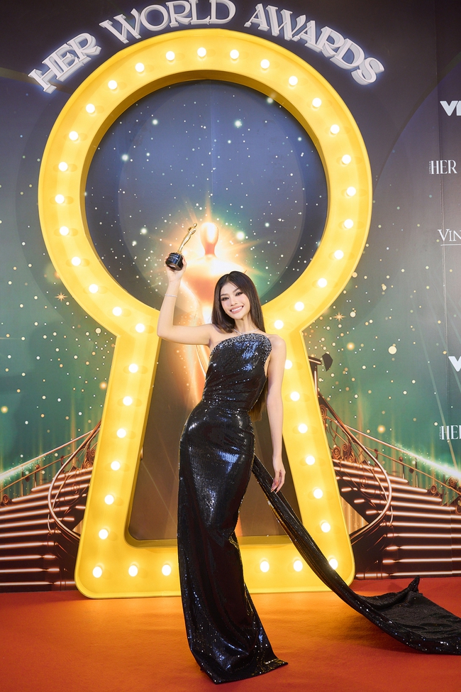 Á hậu Lona Kiều Loan xuất sắc giành giải thưởng Ca sĩ của năm tại Her World Awards - Ảnh 3.