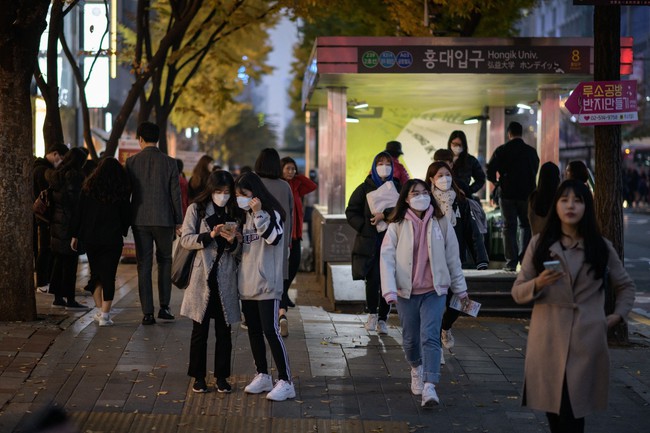 Hàn Quốc cảnh báo nguy cơ dân số dưới 14 tuổi giảm một nửa - Ảnh 1.