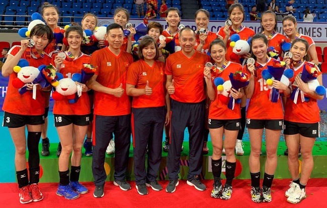 Nguyễn Thị Xuân (hàng sau, thứ 4 từ phải qua trái) trong đội hình tuyển bóng chuyền nữ Việt Nam giành HCB SEA Games 30