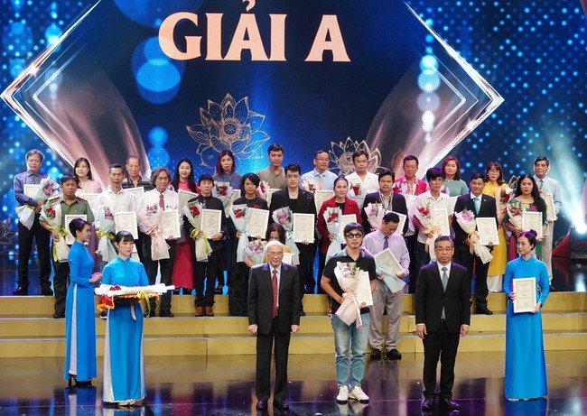 Thành phố Hồ Chí Minh trao 116 giải thưởng sáng tác, quảng bá về học và làm theo tấm gương Bác Hồ - Ảnh 2.