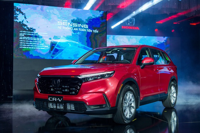 Tin xe hôm nay 26/10: Honda CR-V 2024 ra mắt tại Việt Nam, sedan cỡ B đua nhau giảm giá - Ảnh 1.