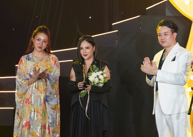 Nhà thiết kế Lê Nguyễn Nhật Linh nhận vinh danh Nhà Thiết kế của năm - Ảnh 1.