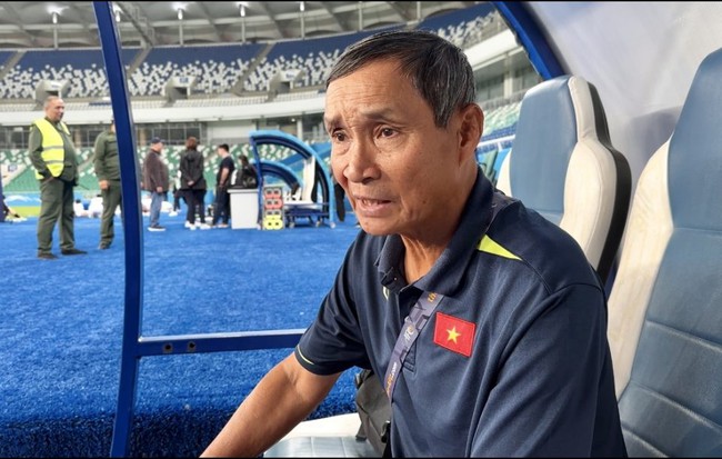 HLV Mai Đức Chung: ‘Cầu thủ Việt Nam tự đánh mất lợi thế vào tay Uzbekistan’ - Ảnh 2.
