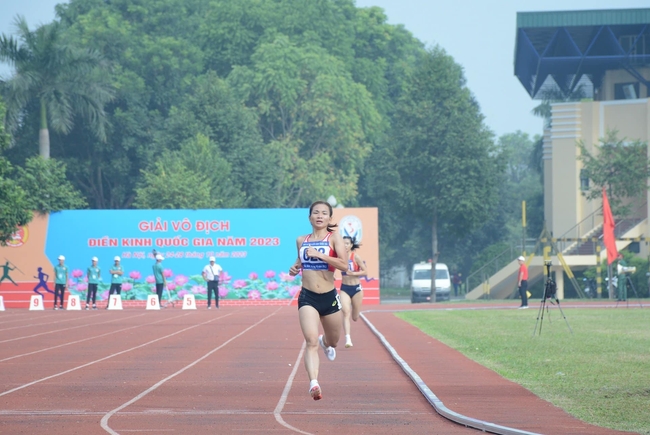 Nữ hoàng điền kinh Nguyễn Thị Oanh lập hat-trick HCV vô địch quốc gia, bỏ ngang nội dung 10.000m vì lý do đặc biệt - Ảnh 2.