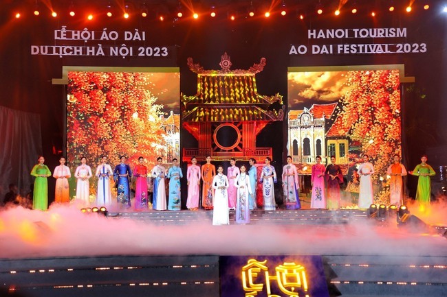 Rực rỡ sắc màu đêm khai màn Lễ hội Áo dài Du lịch Hà Nội 2023 - Ảnh 7.