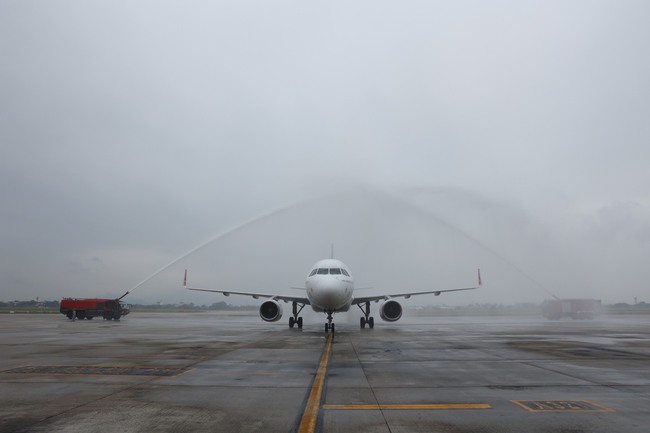 Chuyến bay đầu tiên của Thai Airways trở lại Nội Bài sau 3 năm gián đoạn - Ảnh 1.