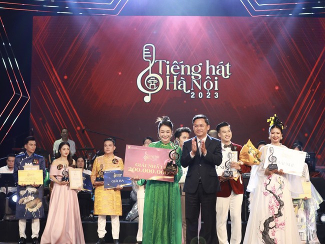Trần Thị Vân Anh giành quán quân Tiếng hát Hà Nội 2023 - Ảnh 1.