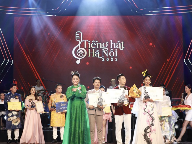 Trần Thị Vân Anh giành quán quân Tiếng hát Hà Nội 2023 - Ảnh 2.