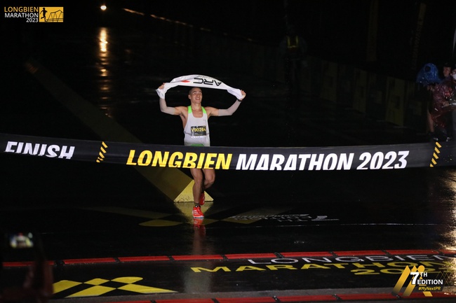 Longbien Marathon 2023 đạt kỷ lục số người tham dự, bất chấp thời tiết mưa lạnh - Ảnh 3.