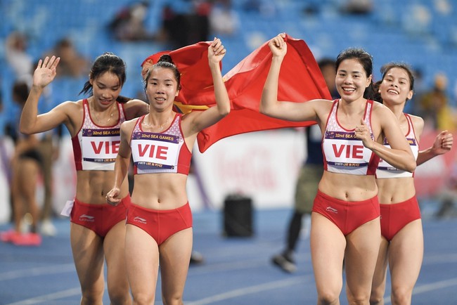 Đội tuyển điền kinh thi đấu nội dung tiếp sức 4x400m nữ: Tranh chấp sòng phẳng - Ảnh 1.