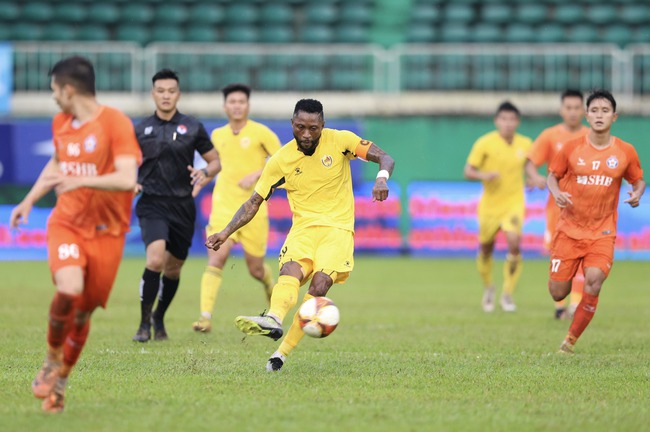 Vòng 24 V-League 2023/24: SLNA tạo cơ hội cho HAGL, Thanh Hoá bị chỉ trích vì bị cầm hoà  - Ảnh 2.