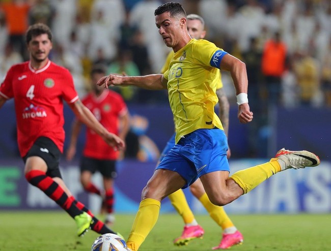Ronaldo lại 'nổ súng' giải cứu Al Nassr, phấn khích với lần đầu làm chuyện ấy ở Cúp C1 châu Á - Ảnh 2.