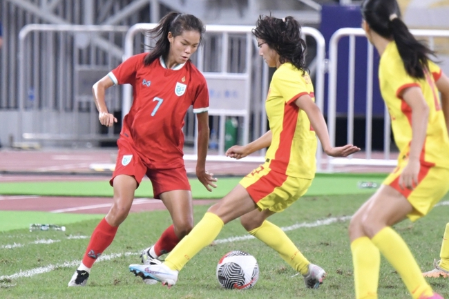 Tin nóng thể thao sáng 30/10: AFC ca ngợi ĐT nữ Việt Nam, Huyền thoại MU đòi tước băng đội trưởng của Fernandes - Ảnh 5.