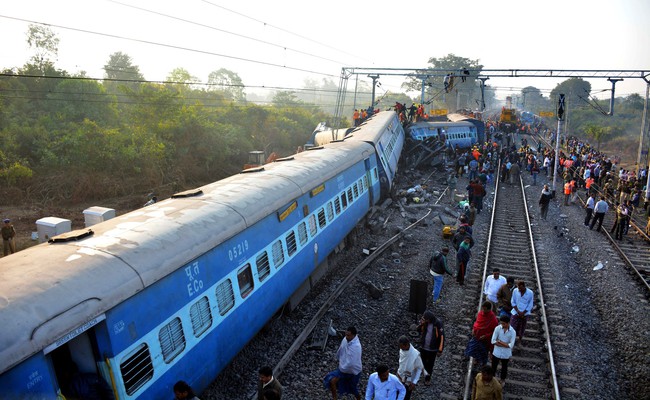 Ấn Độ: Va chạm 2 tàu chở khách, ít nhất 10 người thiệt mạng - Ảnh 4.