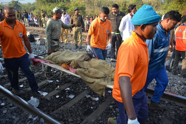 Ấn Độ: Va chạm 2 tàu chở khách, ít nhất 10 người thiệt mạng - Ảnh 2.