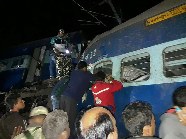 Ấn Độ: Va chạm 2 tàu chở khách, ít nhất 10 người thiệt mạng - Ảnh 1.