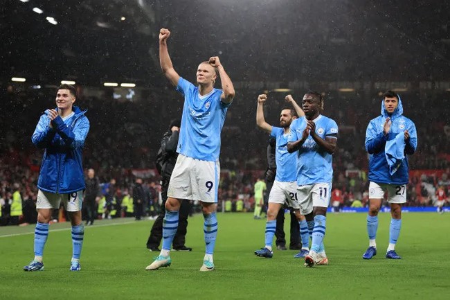 Ten Hag ra lệnh cho toàn đội ngồi im lặng và xem màn ăn mừng của Man City sau derby Manchester - Ảnh 4.